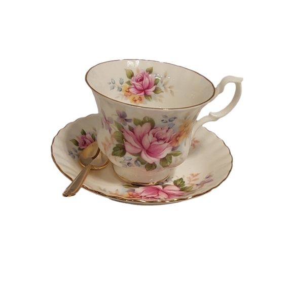 ROYAL ALBERT CHIRTON BONE CHINA  FLORAL TEA CUP - Picture 1 of 10